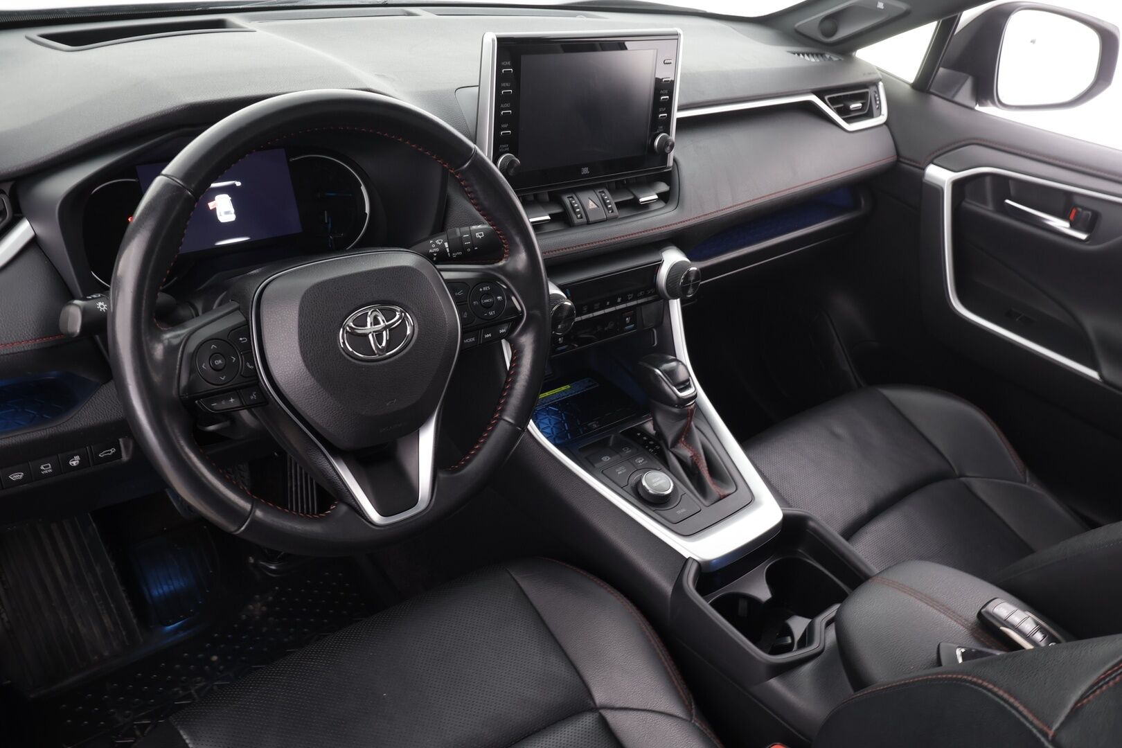 TOYOTA RAV4 PLUG-IN 2020 2.5 Hybrid AWD-i Premium * Webasto / Koukku / Panorama / ACC / JBL / LED / 360° / Ilmastoitu Muistipenkki / Keyless * - 2x Latauskaapelit / Kahdet renkaat aluvanteilla / * HUIPPU VARUSTEILLA *