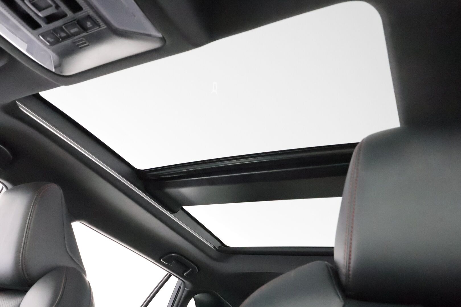 TOYOTA RAV4 PLUG-IN 2020 2.5 Hybrid AWD-i Premium * Webasto / Koukku / Panorama / ACC / JBL / LED / 360° / Ilmastoitu Muistipenkki / Keyless * - 2x Latauskaapelit / Kahdet renkaat aluvanteilla / * HUIPPU VARUSTEILLA *