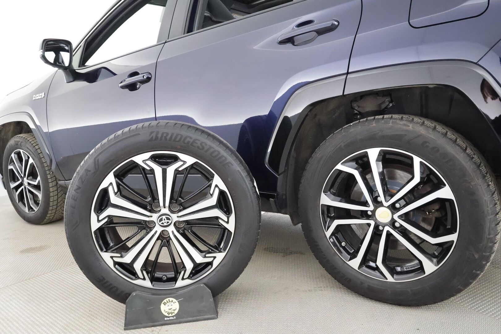 TOYOTA RAV4 PLUG-IN 2020 2.5 Hybrid AWD-i Premium * Webasto / Koukku / Panorama / ACC / JBL / LED / 360° / Ilmastoitu Muistipenkki / Keyless * - 2x Latauskaapelit / Kahdet renkaat aluvanteilla / * HUIPPU VARUSTEILLA *