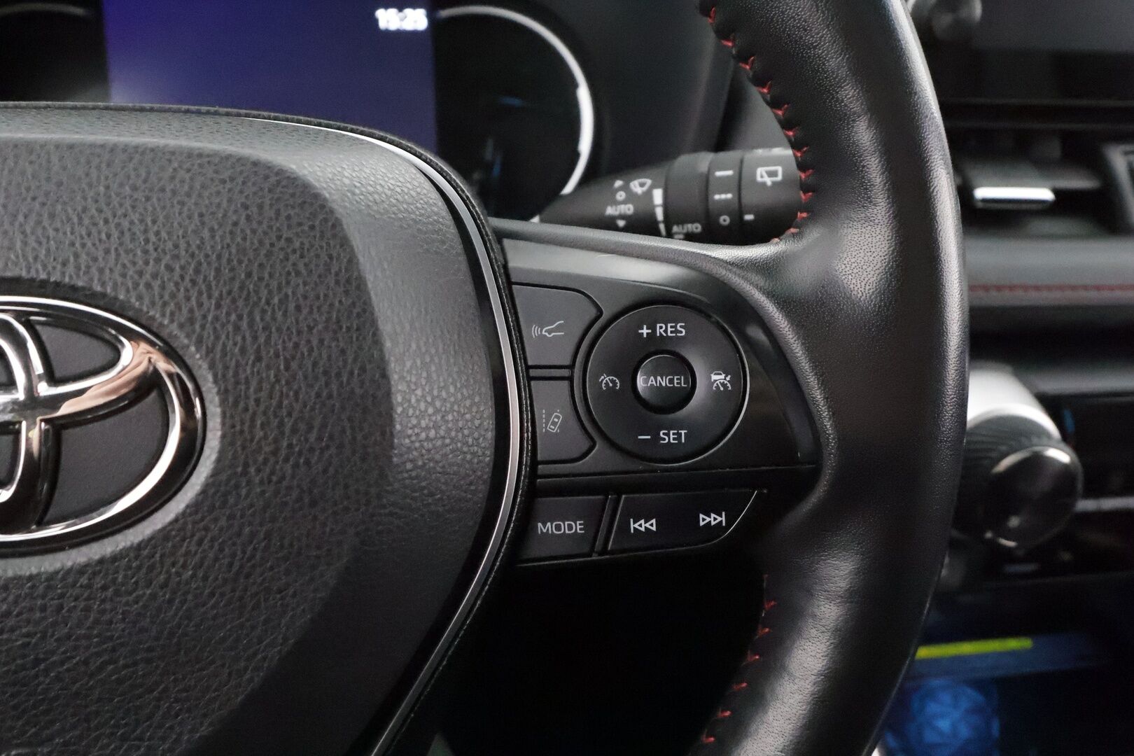 TOYOTA RAV4 PLUG-IN 2020 2.5 Hybrid AWD-i Premium * Webasto / Koukku / Panorama / ACC / JBL / LED / 360° / Ilmastoitu Muistipenkki / Keyless * - 2x Latauskaapelit / Kahdet renkaat aluvanteilla / * HUIPPU VARUSTEILLA *