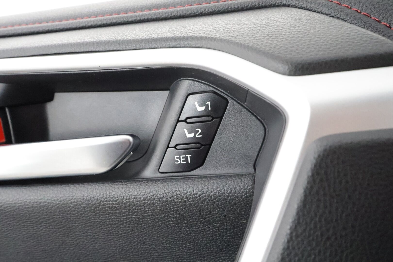 TOYOTA RAV4 PLUG-IN 2020 2.5 Hybrid AWD-i Premium * Webasto / Koukku / Panorama / ACC / JBL / LED / 360° / Ilmastoitu Muistipenkki / Keyless * - 2x Latauskaapelit / Kahdet renkaat aluvanteilla / * HUIPPU VARUSTEILLA *