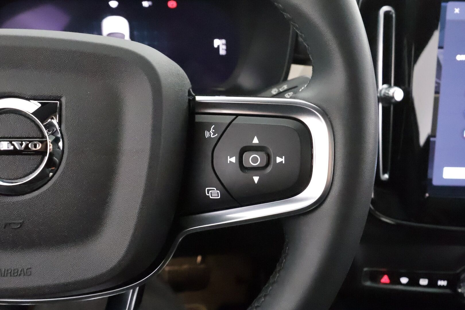 Volvo C40 2023 Recharge Plus aut * ILP / Koukku / ACC / Pixel-LED / P.Kamera / Sportpenkki Muistilla / Lasikatto / Navi / Kaistavahti * - Kahdet renkaat 