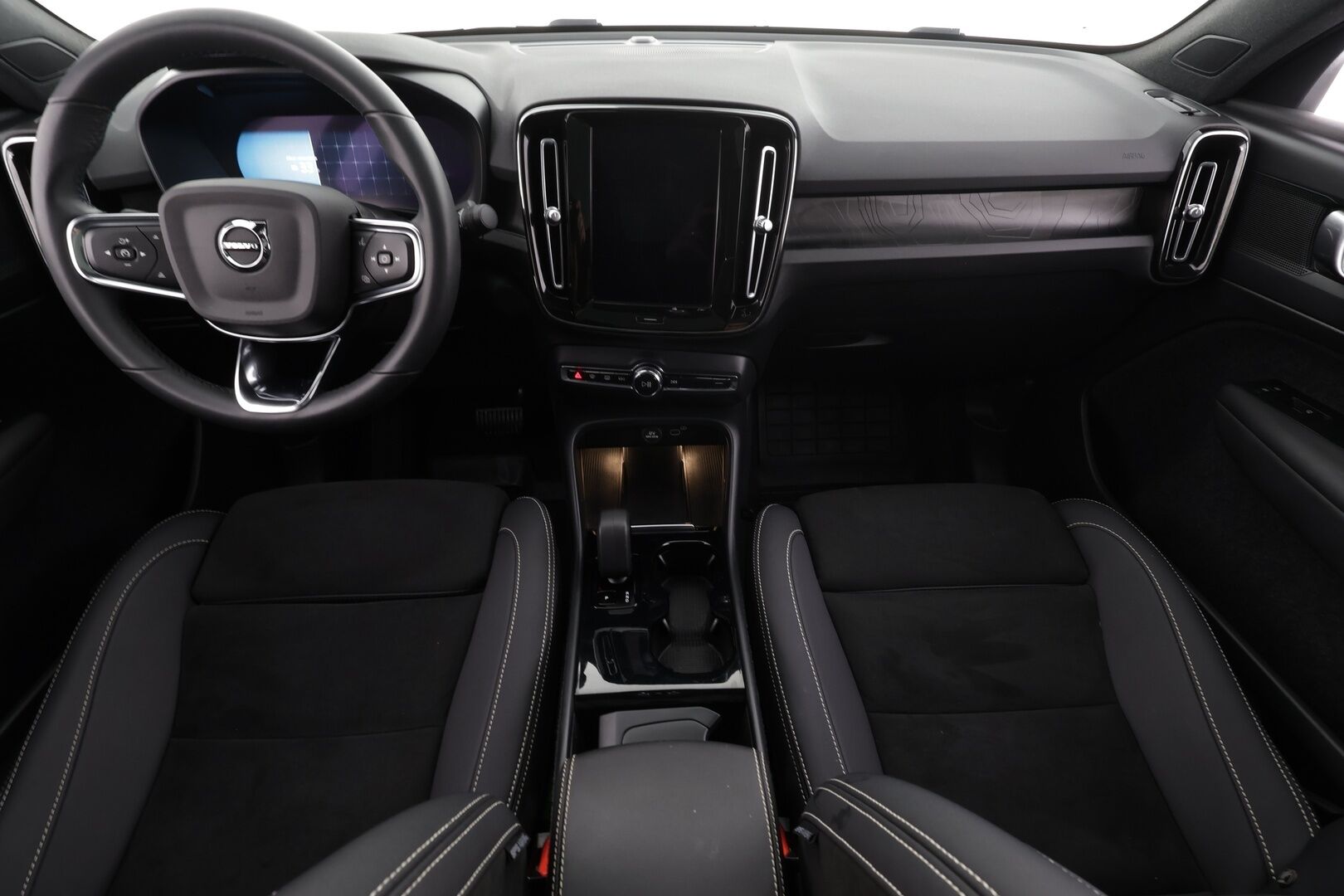 Volvo C40 2023 Recharge Plus aut * ILP / Koukku / ACC / Pixel-LED / P.Kamera / Sportpenkki Muistilla / Lasikatto / Navi / Kaistavahti * - Kahdet renkaat 