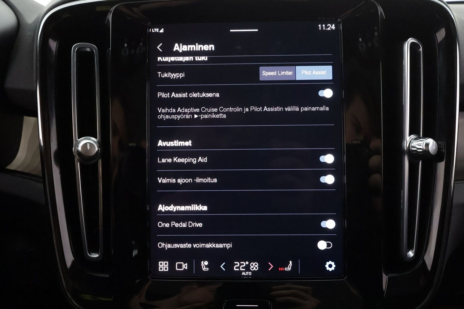 Volvo C40 2023 Recharge Plus aut * ILP / Koukku / ACC / Pixel-LED / P.Kamera / Sportpenkki Muistilla / Lasikatto / Navi / Kaistavahti * - Kahdet renkaat 