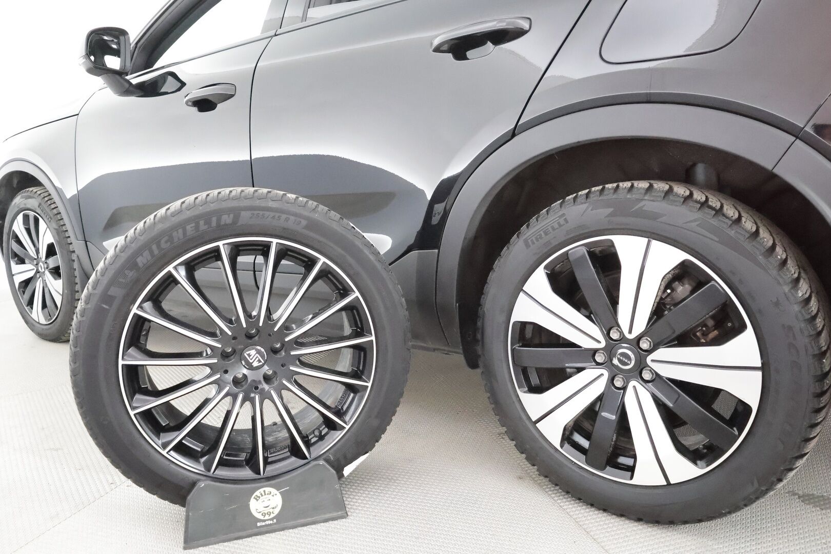 Volvo C40 2023 Recharge Plus aut * ILP / Koukku / ACC / Pixel-LED / P.Kamera / Sportpenkki Muistilla / Lasikatto / Navi / Kaistavahti * - Kahdet renkaat 