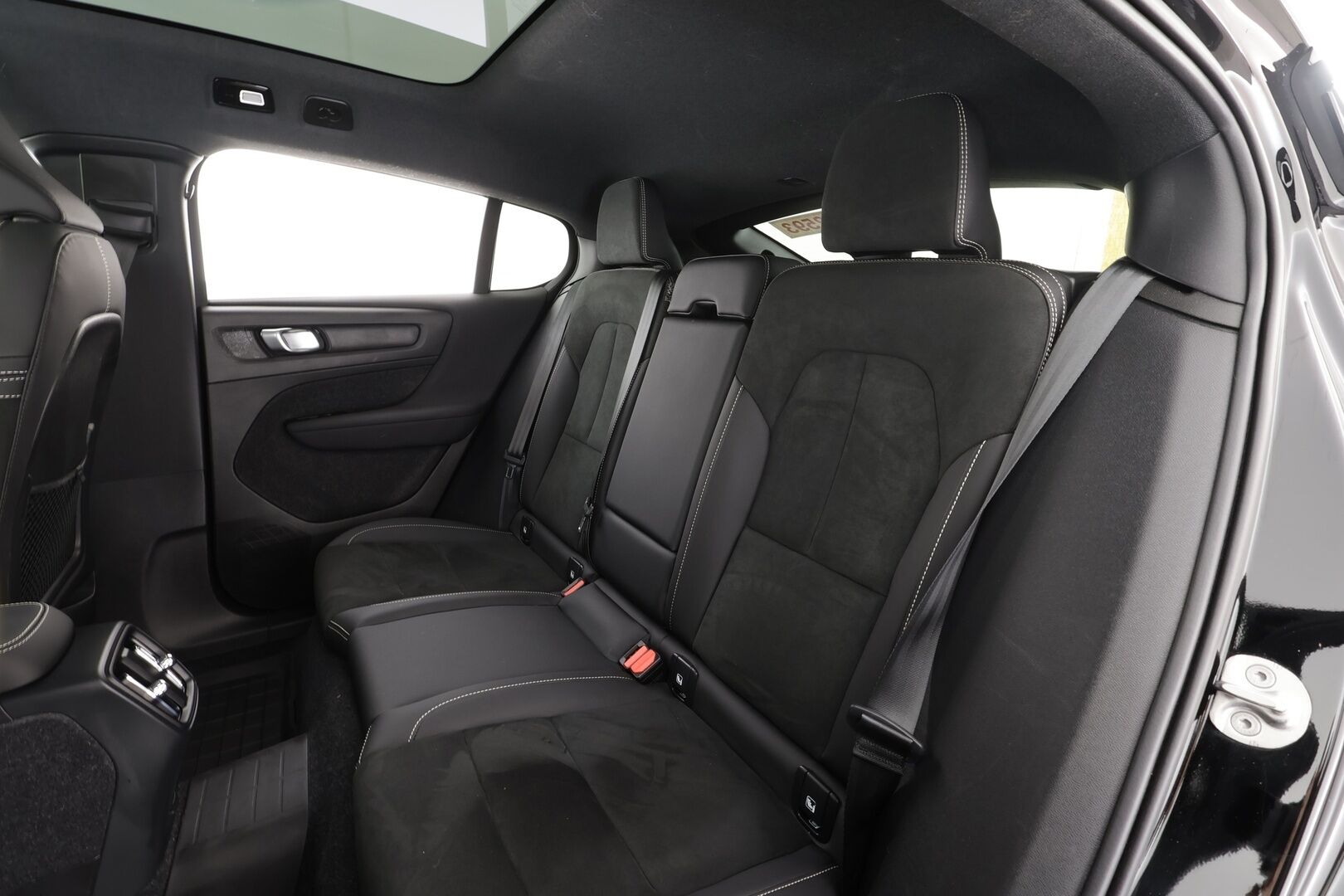 Volvo C40 2023 Recharge Plus aut * ILP / Koukku / ACC / Pixel-LED / P.Kamera / Sportpenkki Muistilla / Lasikatto / Navi / Kaistavahti * - Kahdet renkaat 