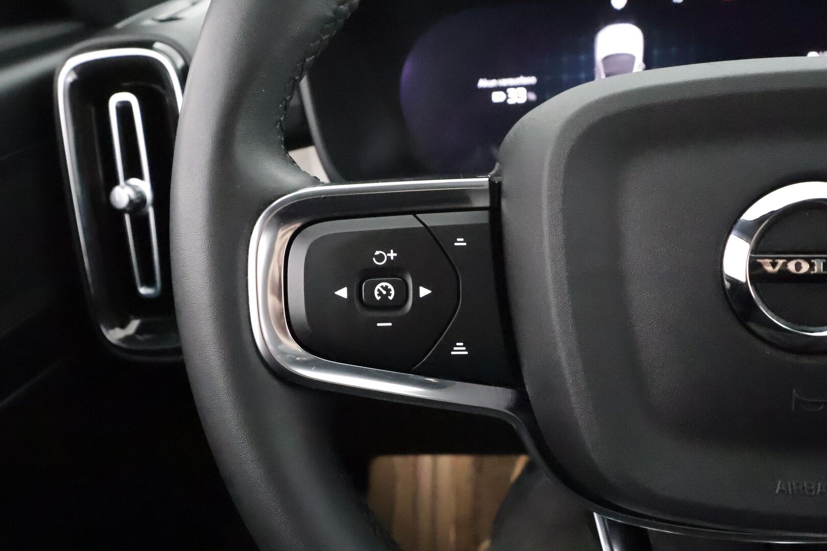 Volvo C40 2023 Recharge Plus aut * ILP / Koukku / ACC / Pixel-LED / P.Kamera / Sportpenkki Muistilla / Lasikatto / Navi / Kaistavahti * - Kahdet renkaat 