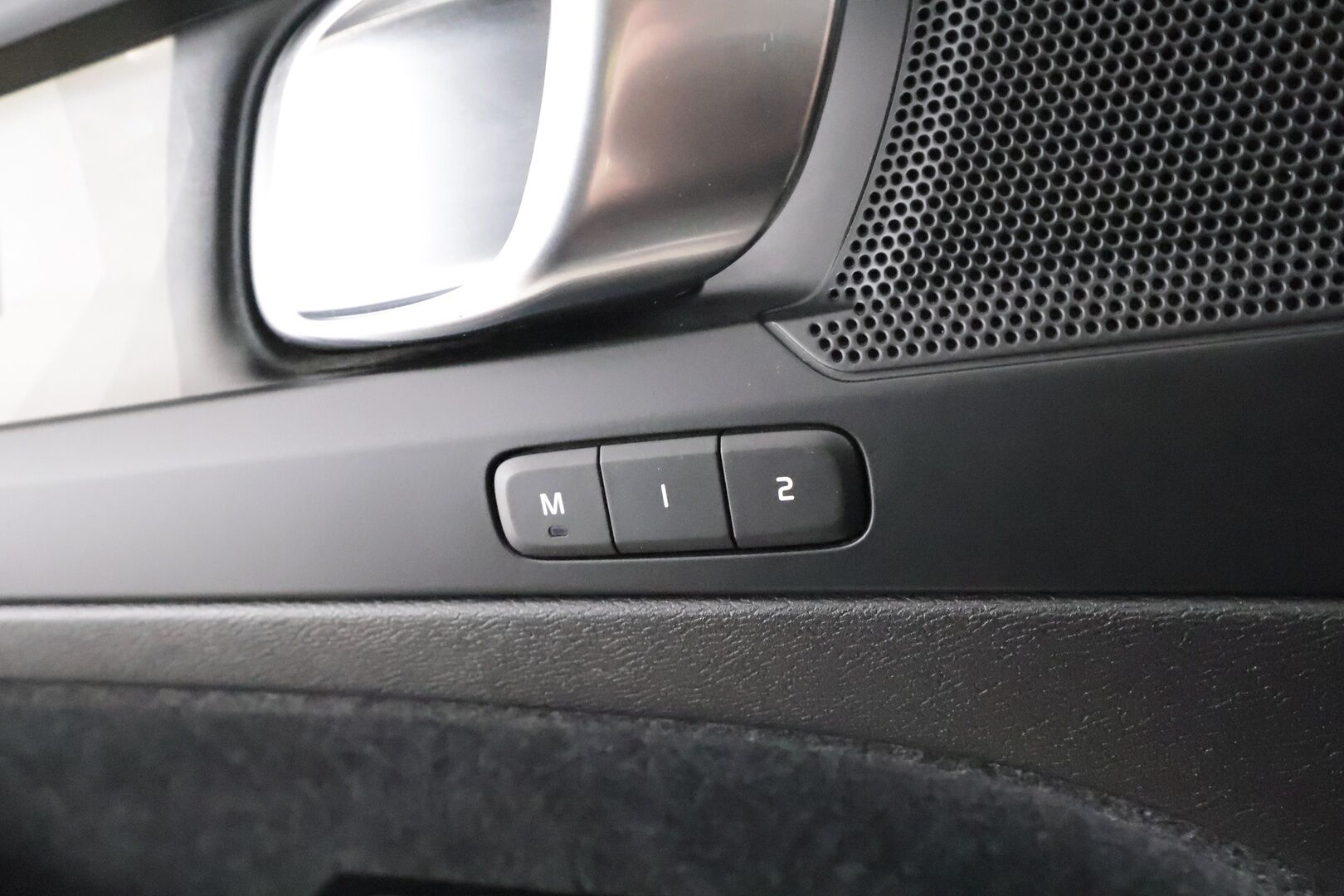 Volvo C40 2023 Recharge Plus aut * ILP / Koukku / ACC / Pixel-LED / P.Kamera / Sportpenkki Muistilla / Lasikatto / Navi / Kaistavahti * - Kahdet renkaat 