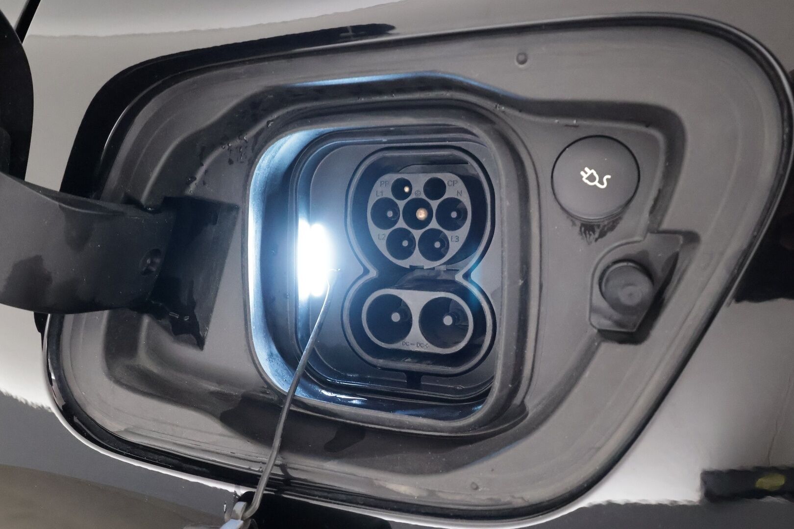 Volvo C40 2023 Recharge Plus aut * ILP / Koukku / ACC / Pixel-LED / P.Kamera / Sportpenkki Muistilla / Lasikatto / Navi / Kaistavahti * - Kahdet renkaat 