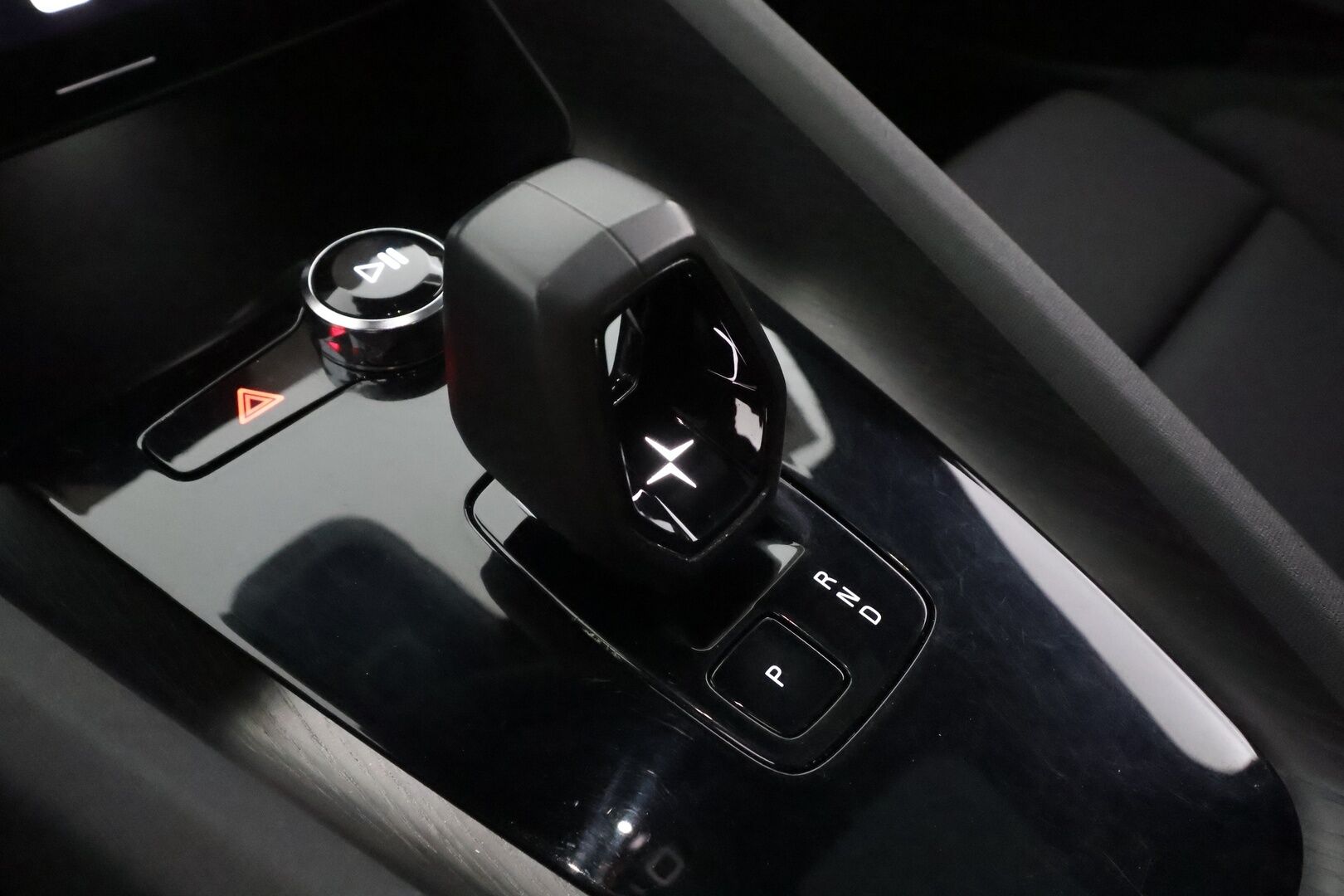 POLESTAR 2 2023 Long Range Dual Motor Performance, 350kW * H&K / Lasikatto / ILP / ACC / LED / 360 / Sportpenkki Muistilla * - Akku kuntotarkastettu / 2x Latauskaapelit / Merkkihuollot