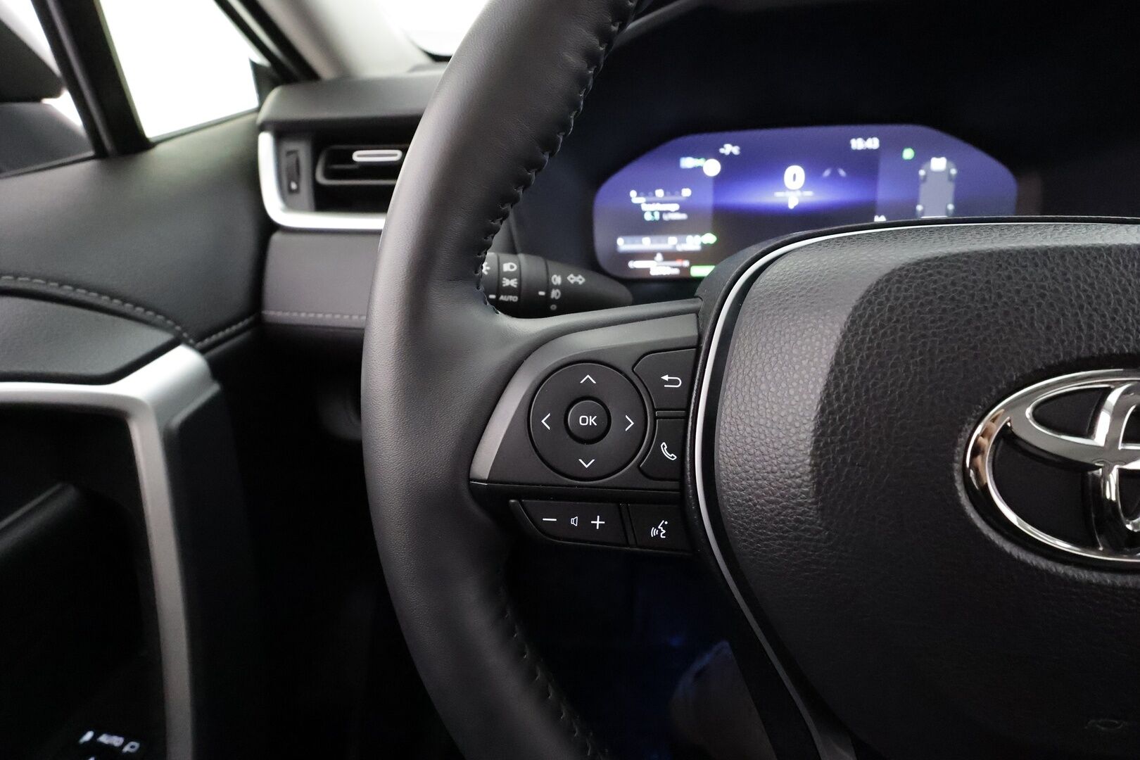 TOYOTA RAV4 2024 2.5 Hybrid AWD-i Active * ACC / LED / P.Kamera / Kaistavahti / Digimittaristo / Keyless * - Kahdet renkaat aluvanteilla 