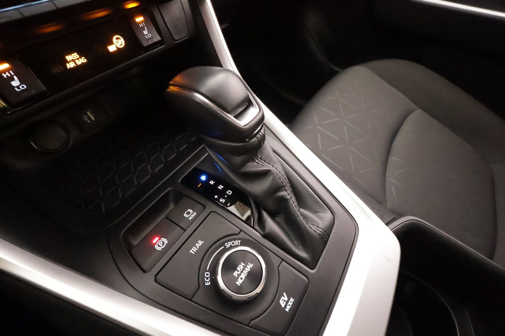 TOYOTA RAV4 2024 2.5 Hybrid AWD-i Active * ACC / LED / P.Kamera / Kaistavahti / Digimittaristo / Keyless * - Kahdet renkaat aluvanteilla 