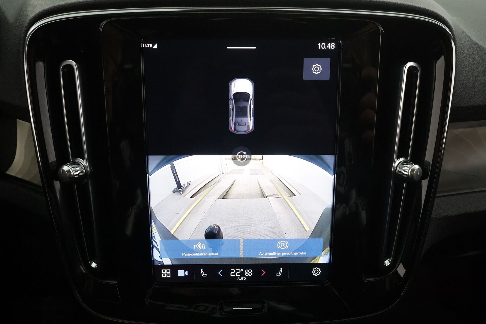 Volvo C40 2023 Recharge Single Motor Ultimate * ACC / P.kamera / LED / Navi / Muistipenkki / Lasikatto / Koukku / KeylessGo / Puolinahat * - Kahdet renkaat aluvanteilla / Merkkihuollettu