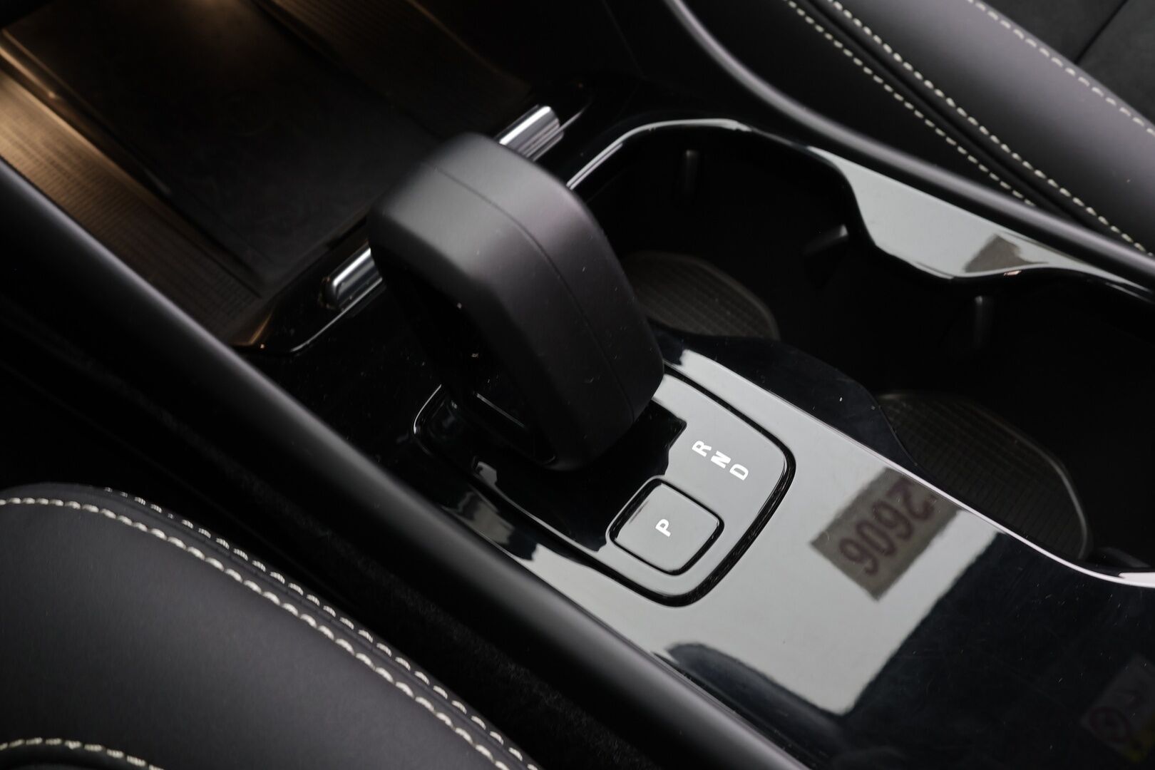 Volvo C40 2023 Recharge Single Motor Ultimate * ACC / P.kamera / LED / Navi / Muistipenkki / Lasikatto / Koukku / KeylessGo / Puolinahat * - Kahdet renkaat aluvanteilla / Merkkihuollettu