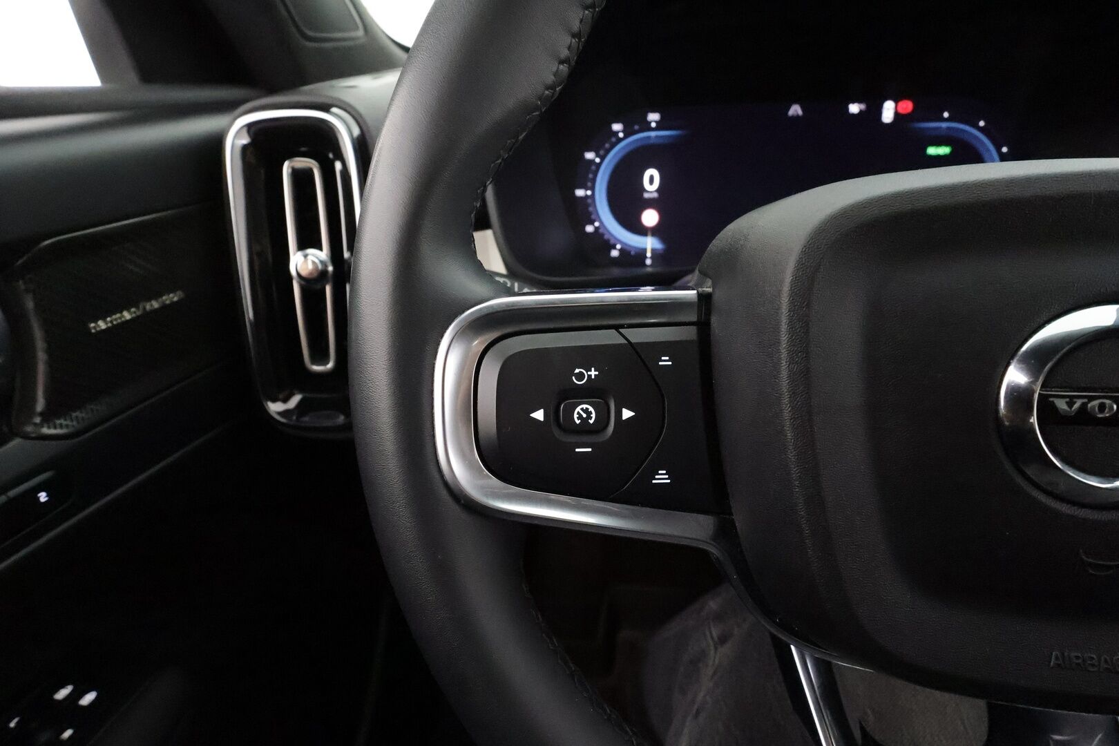 Volvo C40 2023 Recharge Single Motor Ultimate * ACC / P.kamera / LED / Navi / Muistipenkki / Lasikatto / Koukku / KeylessGo / Puolinahat * - Kahdet renkaat aluvanteilla / Merkkihuollettu