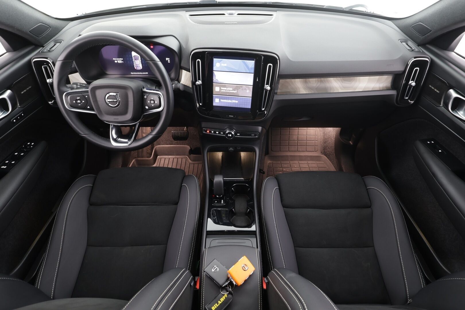 Volvo C40 2023 Recharge Single Motor Ultimate * ACC / P.kamera / LED / Navi / Muistipenkki / Lasikatto / Koukku / KeylessGo / Puolinahat * - Kahdet renkaat aluvanteilla / Merkkihuollettu