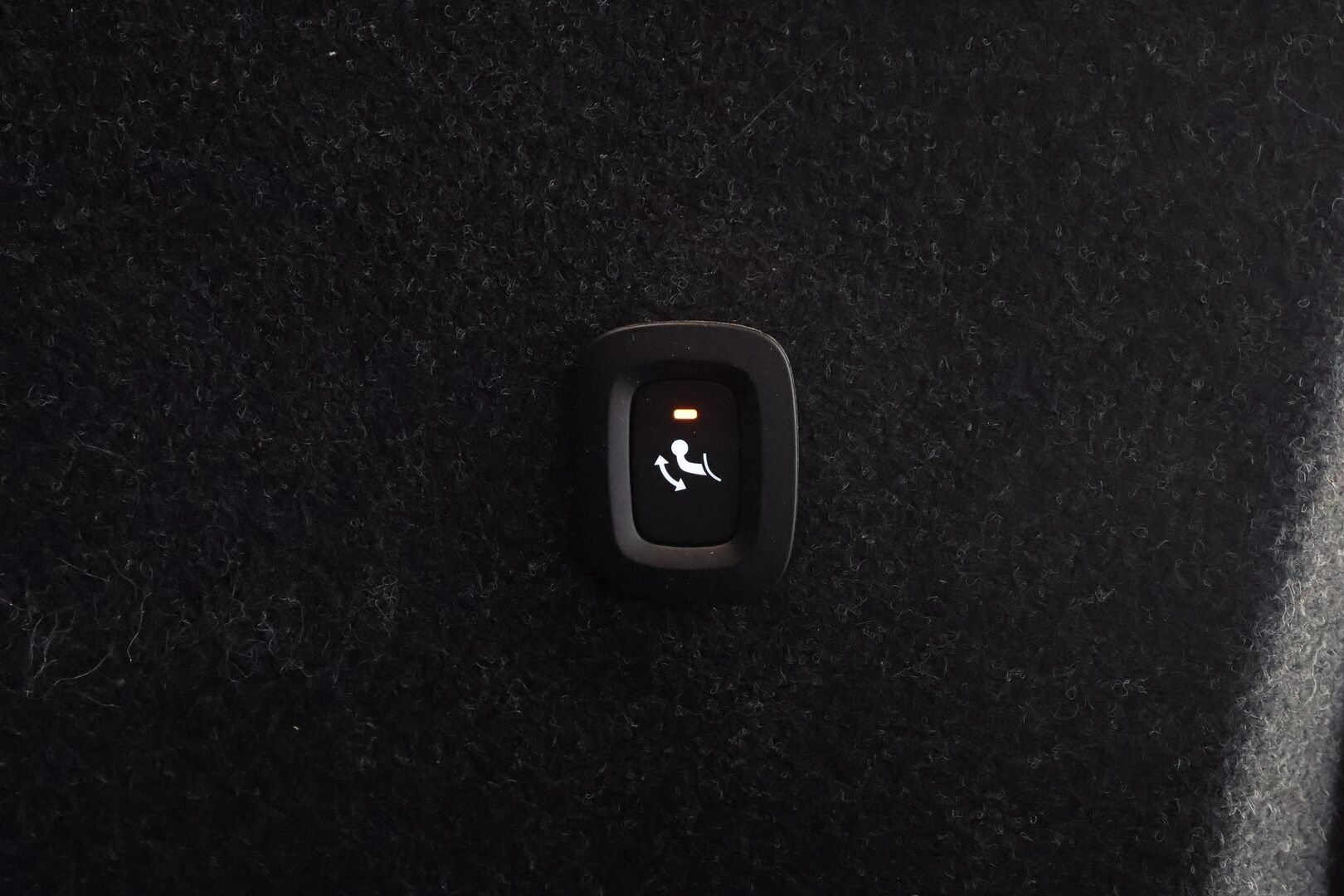 Volvo C40 2023 Recharge Single Motor Ultimate * ACC / P.kamera / LED / Navi / Muistipenkki / Lasikatto / Koukku / KeylessGo / Puolinahat * - Kahdet renkaat aluvanteilla / Merkkihuollettu