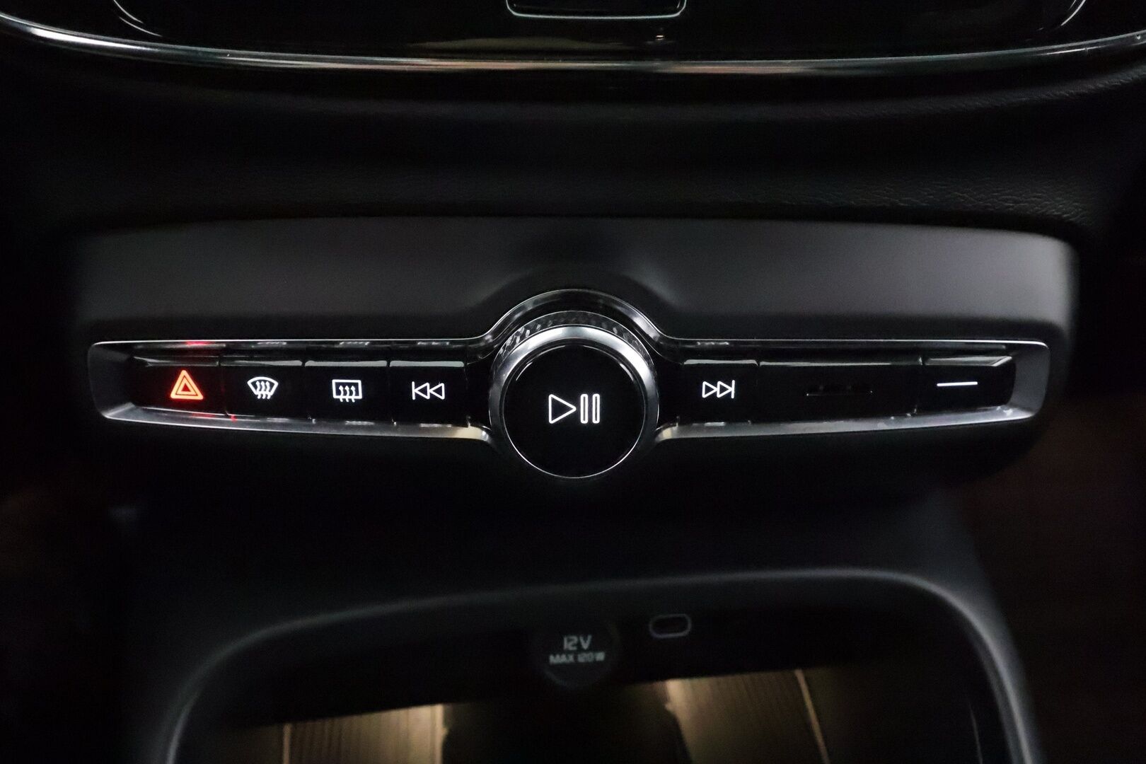 Volvo C40 2023 Recharge Single Motor Ultimate * ACC / P.kamera / LED / Navi / Muistipenkki / Lasikatto / Koukku / KeylessGo / Puolinahat * - Kahdet renkaat aluvanteilla / Merkkihuollettu