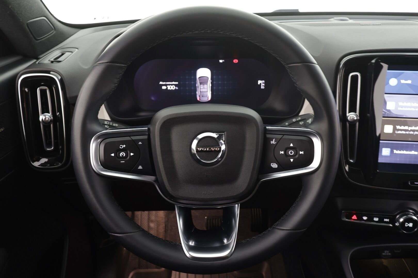 Volvo C40 2023 Recharge Single Motor Ultimate * ACC / P.kamera / LED / Navi / Muistipenkki / Lasikatto / Koukku / KeylessGo / Puolinahat * - Kahdet renkaat aluvanteilla / Merkkihuollettu