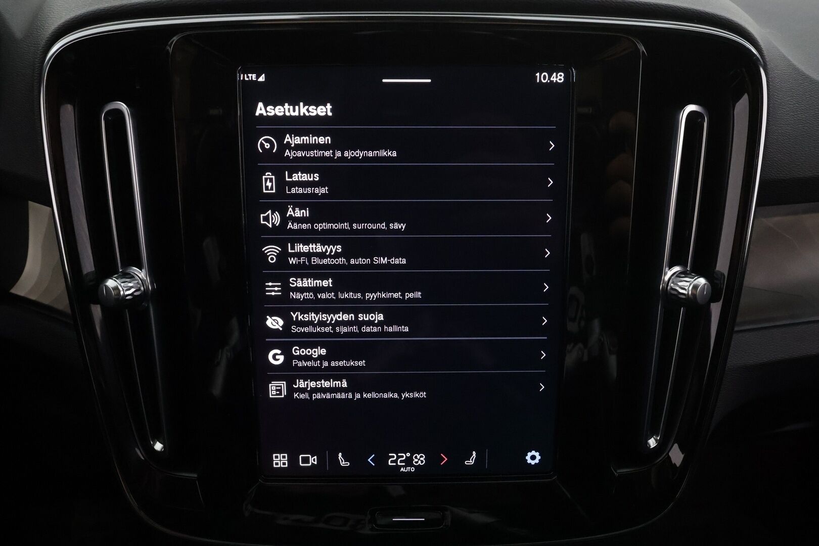 Volvo C40 2023 Recharge Single Motor Ultimate * ACC / P.kamera / LED / Navi / Muistipenkki / Lasikatto / Koukku / KeylessGo / Puolinahat * - Kahdet renkaat aluvanteilla / Merkkihuollettu