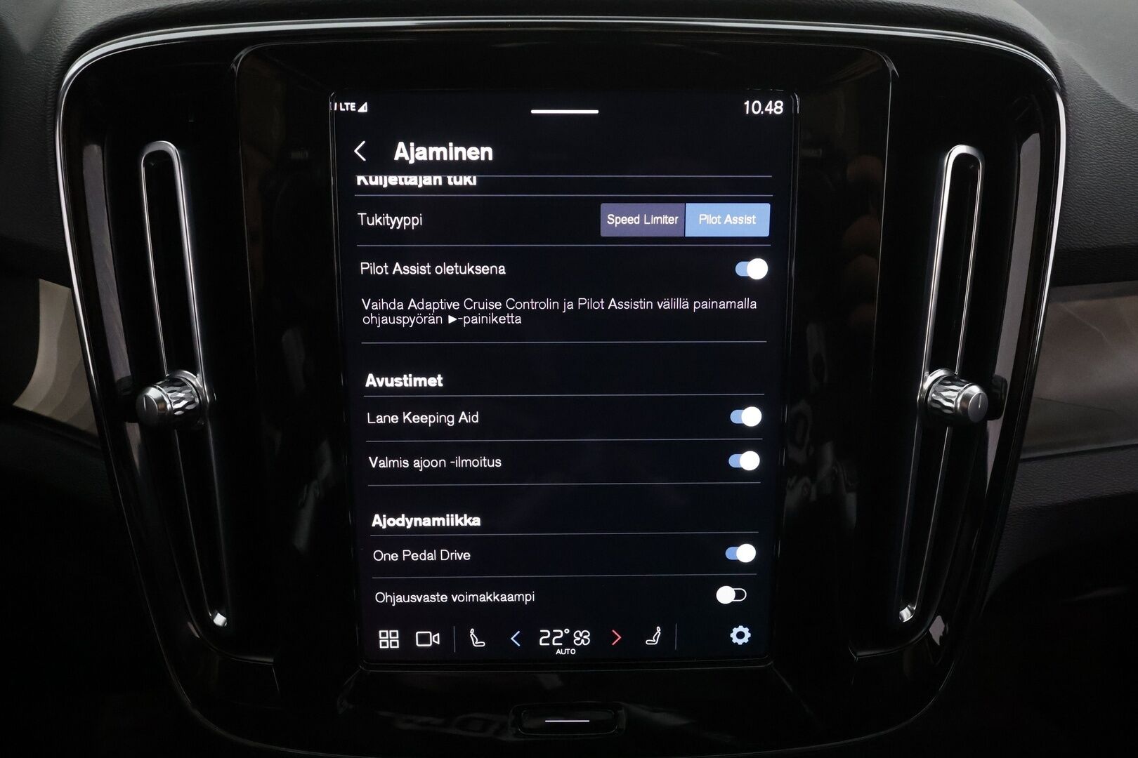 Volvo C40 2023 Recharge Single Motor Ultimate * ACC / P.kamera / LED / Navi / Muistipenkki / Lasikatto / Koukku / KeylessGo / Puolinahat * - Kahdet renkaat aluvanteilla / Merkkihuollettu