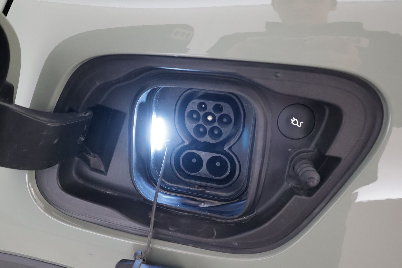 Volvo C40 2023 Recharge Single Motor Ultimate * ACC / P.kamera / LED / Navi / Muistipenkki / Lasikatto / Koukku / KeylessGo / Puolinahat * - Kahdet renkaat aluvanteilla / Merkkihuollettu