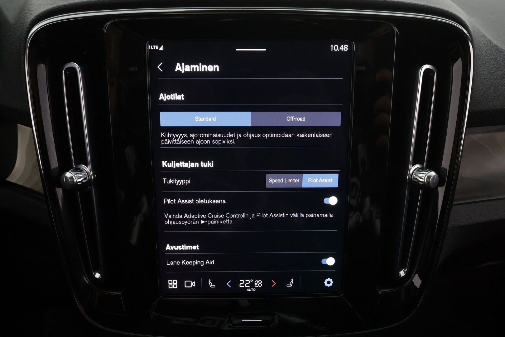 Volvo C40 2023 Recharge Single Motor Ultimate * ACC / P.kamera / LED / Navi / Muistipenkki / Lasikatto / Koukku / KeylessGo / Puolinahat * - Kahdet renkaat aluvanteilla / Merkkihuollettu