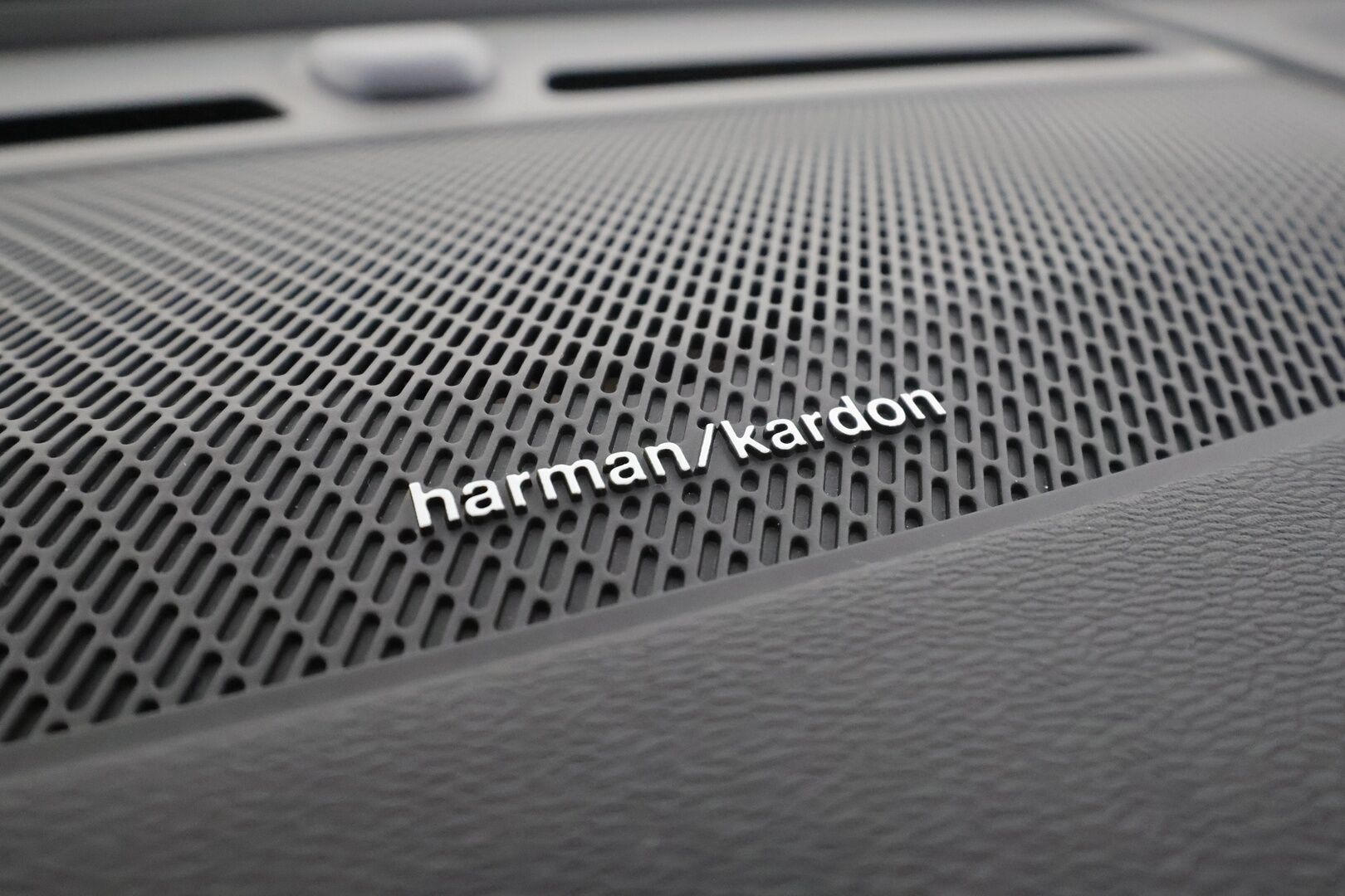 Volvo C40 2023 Recharge Single Motor Ultimate * ACC / P.kamera / LED / Navi / Muistipenkki / Lasikatto / Koukku / KeylessGo / Puolinahat * - Kahdet renkaat aluvanteilla / Merkkihuollettu