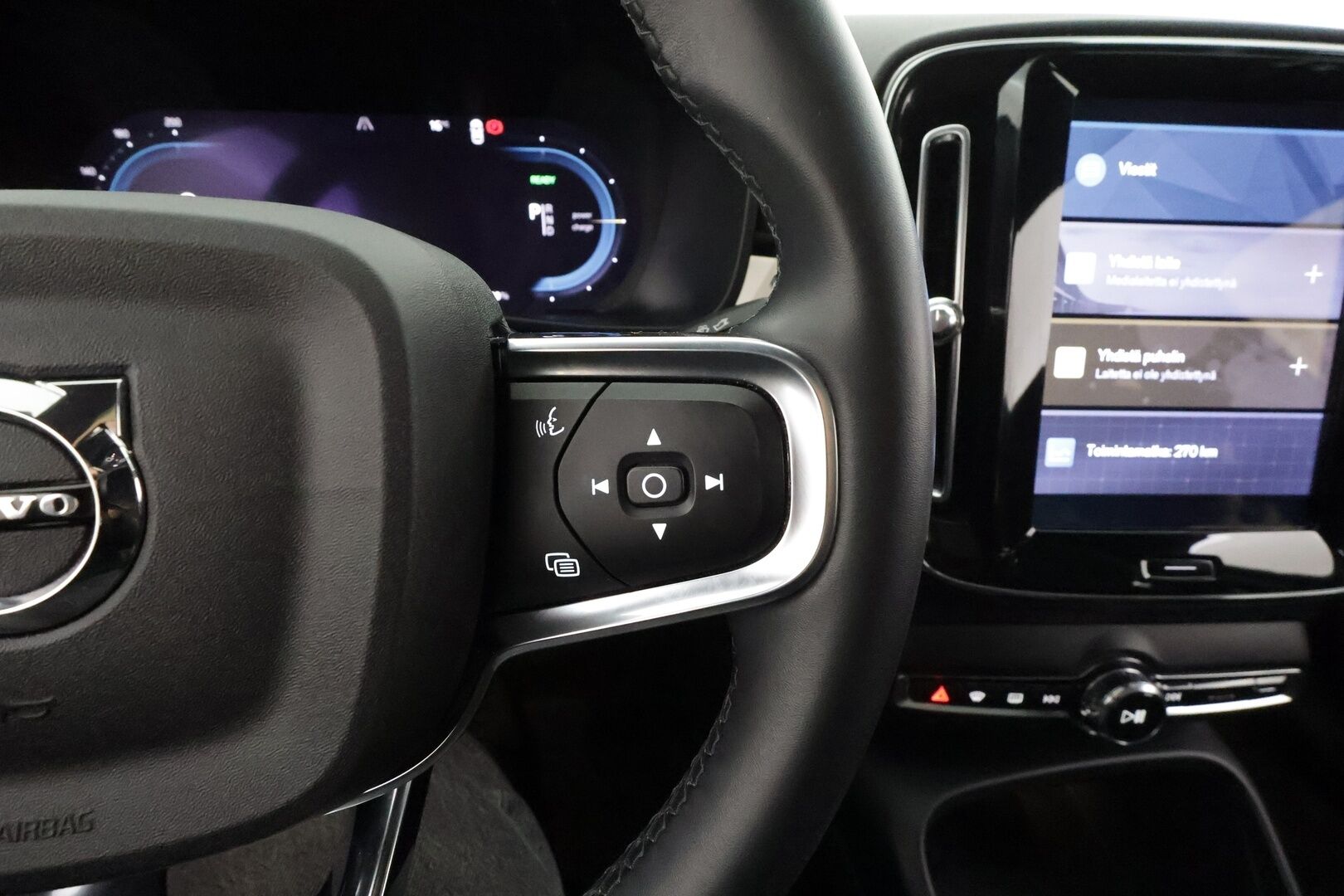 Volvo C40 2023 Recharge Single Motor Ultimate * ACC / P.kamera / LED / Navi / Muistipenkki / Lasikatto / Koukku / KeylessGo / Puolinahat * - Kahdet renkaat aluvanteilla / Merkkihuollettu