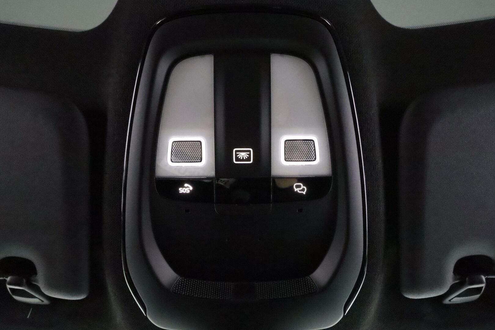 Volvo C40 2023 Recharge Single Motor Ultimate * ACC / P.kamera / LED / Navi / Muistipenkki / Lasikatto / Koukku / KeylessGo / Puolinahat * - Kahdet renkaat aluvanteilla / Merkkihuollettu