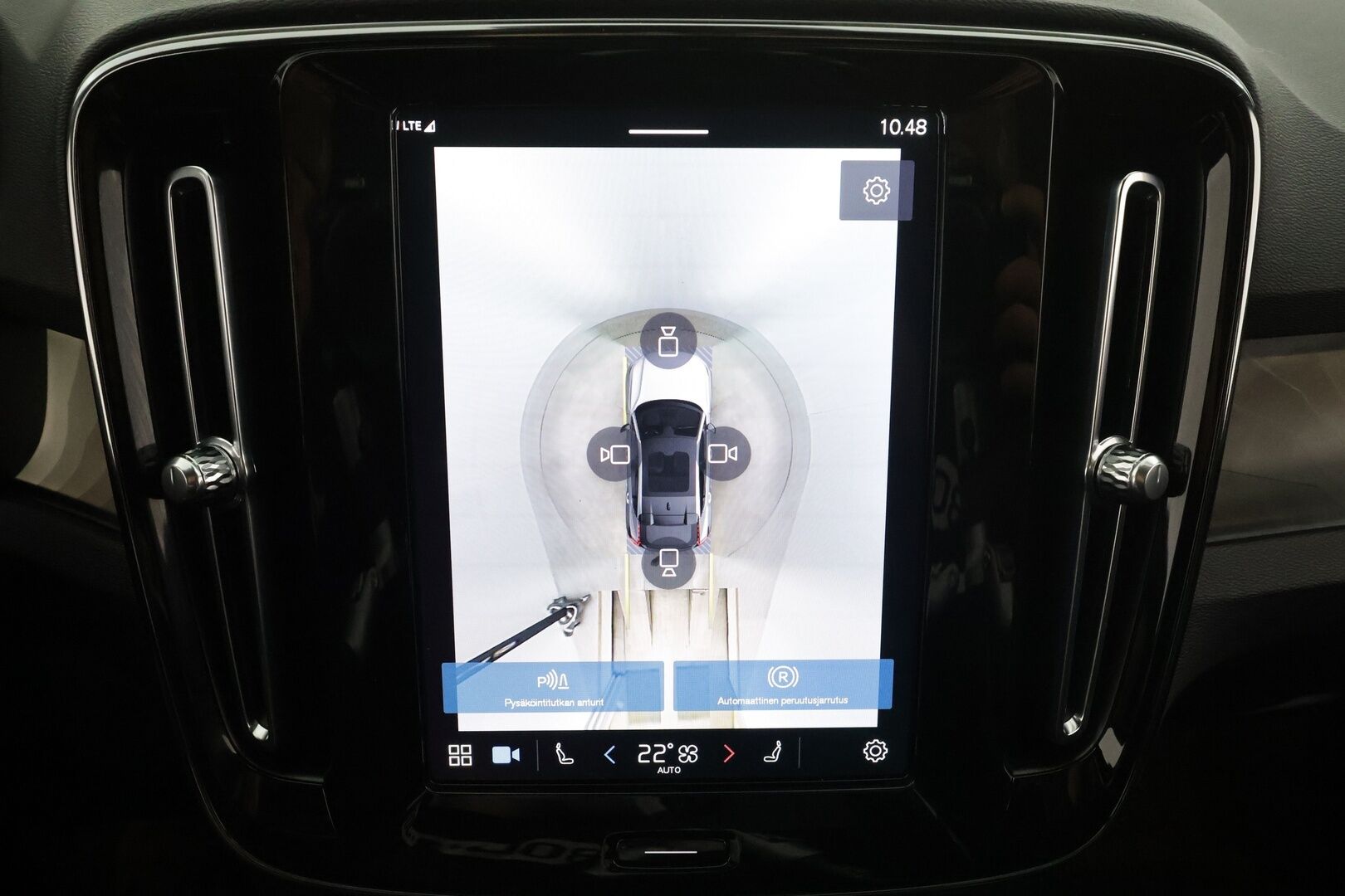 Volvo C40 2023 Recharge Single Motor Ultimate * ACC / P.kamera / LED / Navi / Muistipenkki / Lasikatto / Koukku / KeylessGo / Puolinahat * - Kahdet renkaat aluvanteilla / Merkkihuollettu