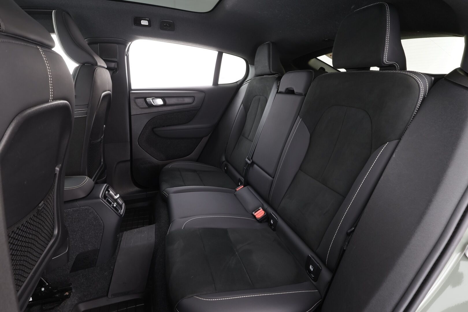 Volvo C40 2023 Recharge Single Motor Ultimate * ACC / P.kamera / LED / Navi / Muistipenkki / Lasikatto / Koukku / KeylessGo / Puolinahat * - Kahdet renkaat aluvanteilla / Merkkihuollettu