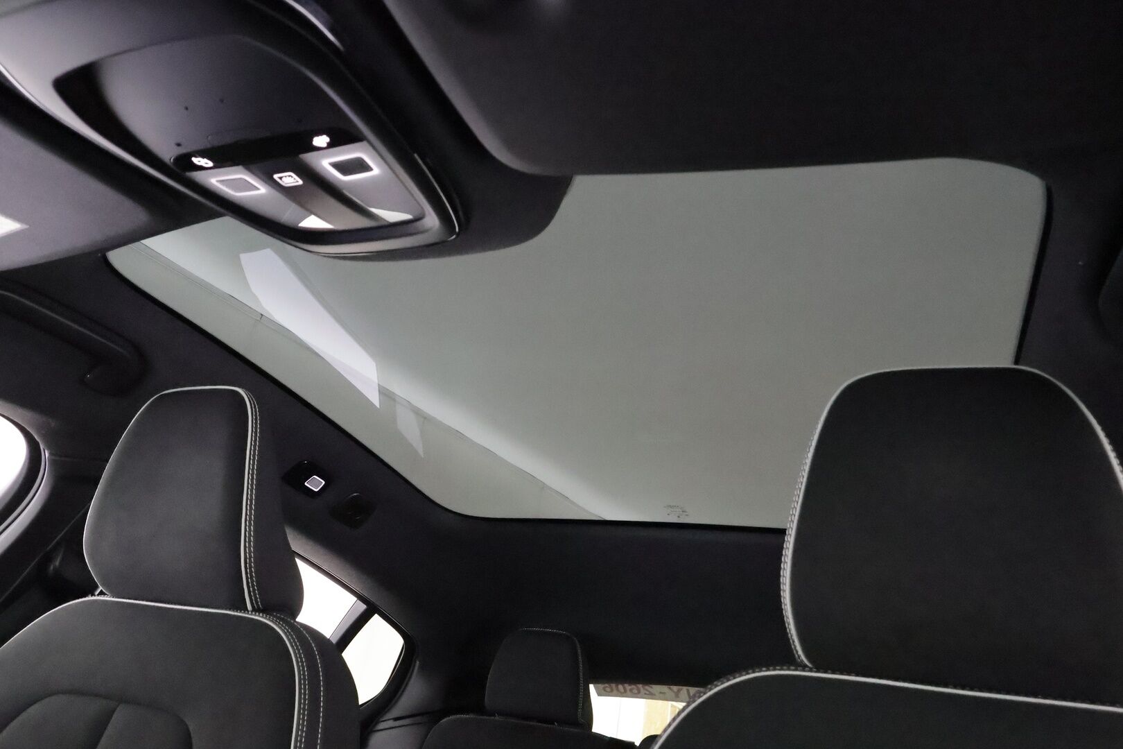 Volvo C40 2023 Recharge Single Motor Ultimate * ACC / P.kamera / LED / Navi / Muistipenkki / Lasikatto / Koukku / KeylessGo / Puolinahat * - Kahdet renkaat aluvanteilla / Merkkihuollettu