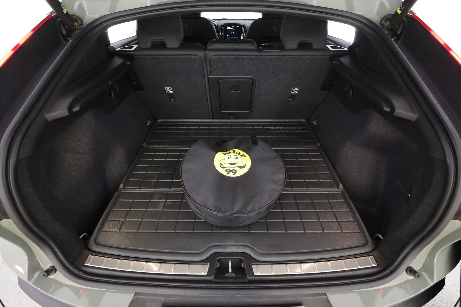 Volvo C40 2023 Recharge Single Motor Ultimate * ACC / P.kamera / LED / Navi / Muistipenkki / Lasikatto / Koukku / KeylessGo / Puolinahat * - Kahdet renkaat aluvanteilla / Merkkihuollettu