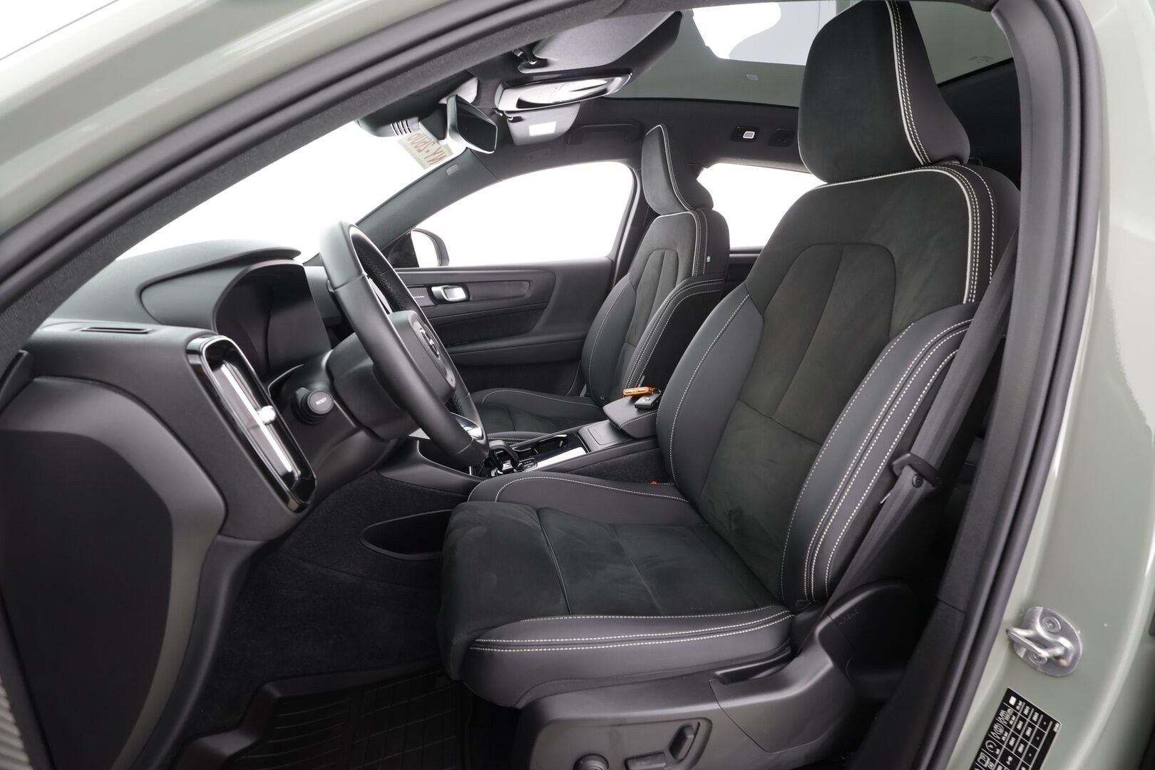 Volvo C40 2023 Recharge Single Motor Ultimate * ACC / P.kamera / LED / Navi / Muistipenkki / Lasikatto / Koukku / KeylessGo / Puolinahat * - Kahdet renkaat aluvanteilla / Merkkihuollettu