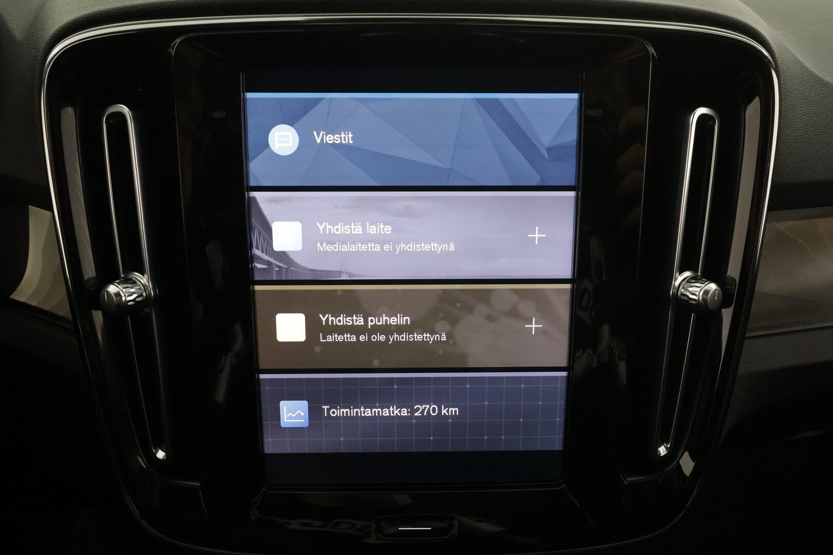 Volvo C40 2023 Recharge Single Motor Ultimate * ACC / P.kamera / LED / Navi / Muistipenkki / Lasikatto / Koukku / KeylessGo / Puolinahat * - Kahdet renkaat aluvanteilla / Merkkihuollettu