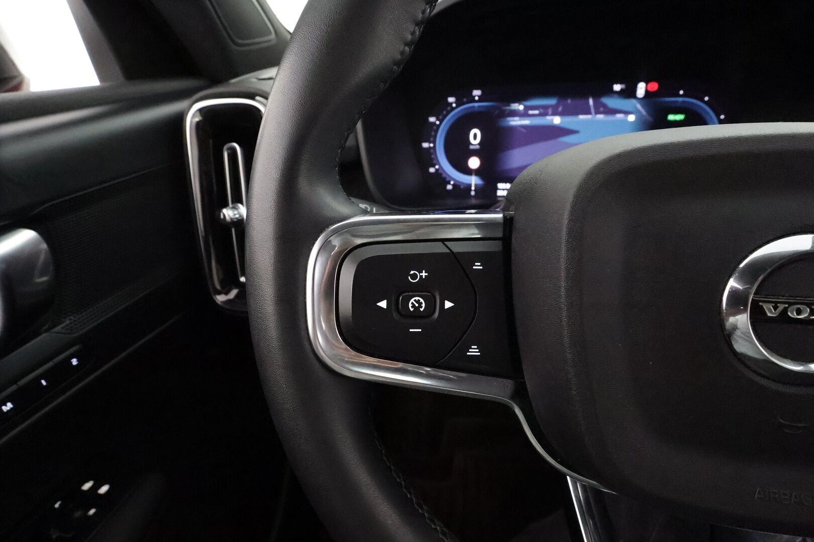 Volvo C40 2023 Recharge Single Plus aut * ILP / Koukku / ACC / Pixel-LED / P.kamera / Sportpenkki Muistilla / Navi / Kaistavahti * - Akku kuntotarkastettu / 2x Latauskaapelit 