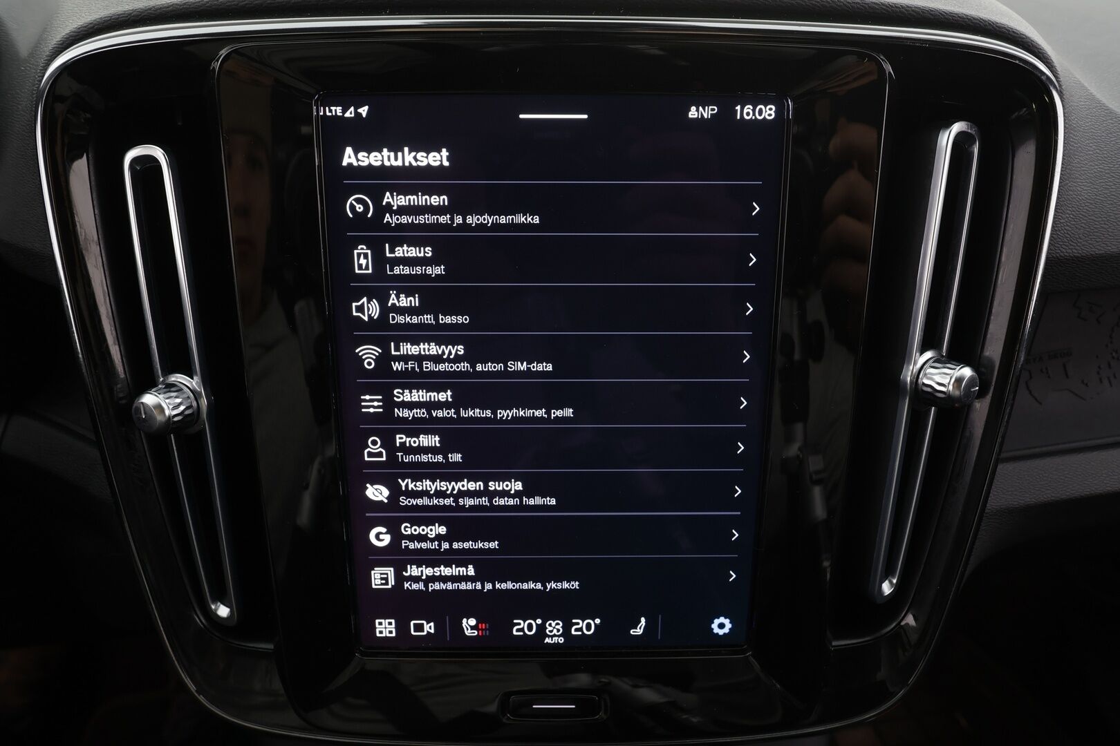 Volvo C40 2023 Recharge Single Plus aut * ILP / Koukku / ACC / Pixel-LED / P.kamera / Sportpenkki Muistilla / Navi / Kaistavahti * - Akku kuntotarkastettu / 2x Latauskaapelit 