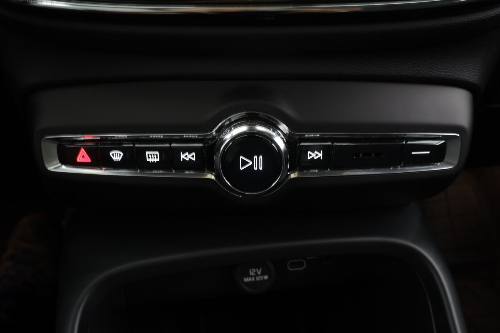 Volvo C40 2023 Recharge Single Plus aut * ILP / Koukku / ACC / Pixel-LED / P.kamera / Sportpenkki Muistilla / Navi / Kaistavahti * - Akku kuntotarkastettu / 2x Latauskaapelit 