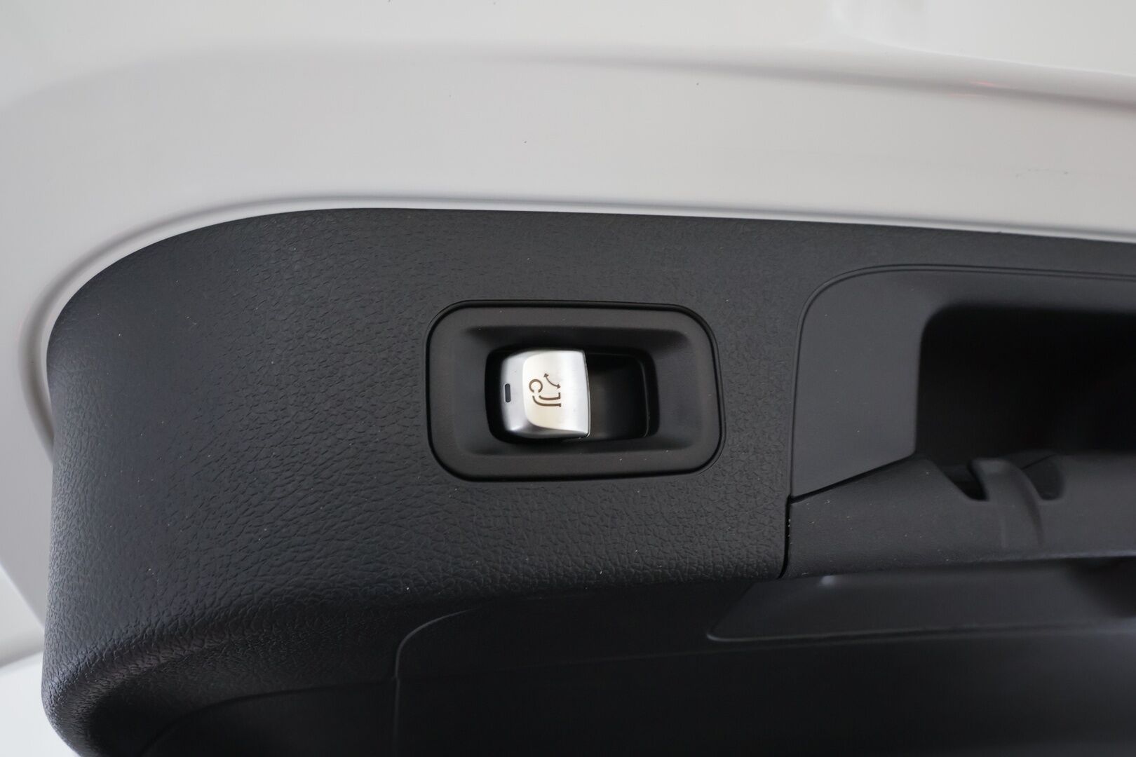 Mercedes-Benz EQC 2022 400 4Matic * Distronic + / LED / Koukku / Sähköpenkit muistilla / Keyless / Navi * - 1.Om / Kahdet renkaat