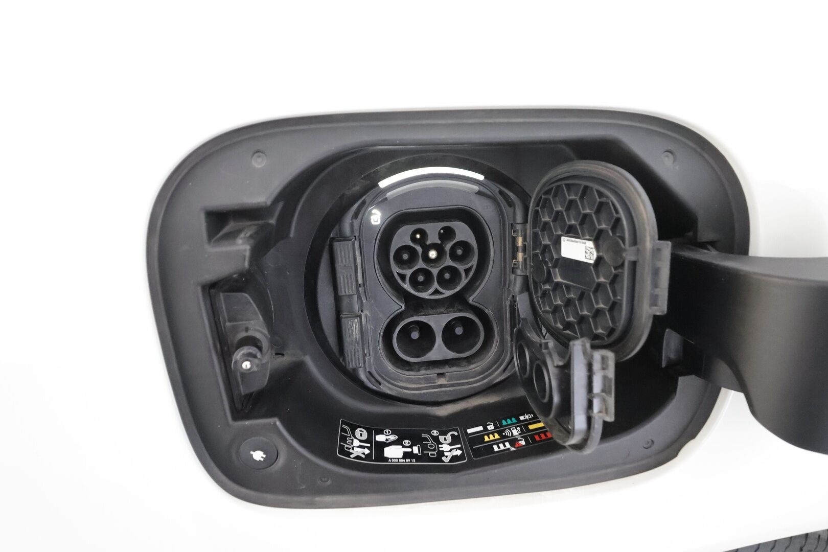 Mercedes-Benz EQC 2022 400 4Matic * Distronic + / LED / Koukku / Sähköpenkit muistilla / Keyless / Navi * - 1.Om / Kahdet renkaat