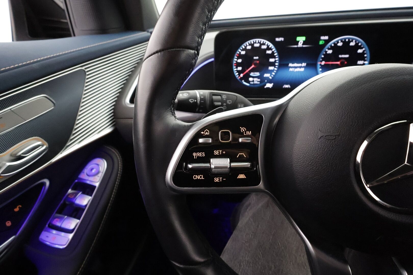 Mercedes-Benz EQC 2022 400 4Matic * Distronic + / LED / Koukku / Sähköpenkit muistilla / Keyless / Navi * - 1.Om / Kahdet renkaat