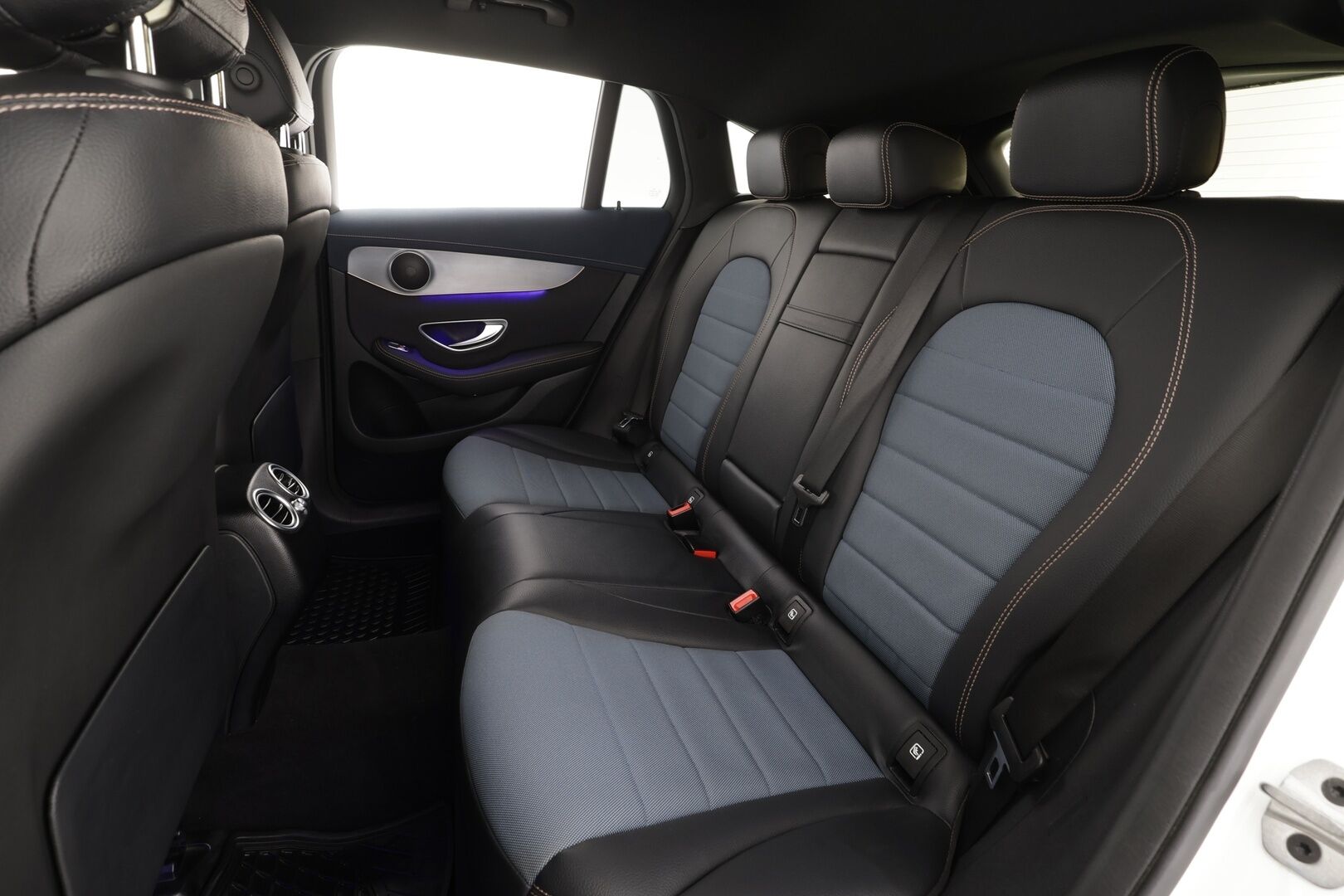 Mercedes-Benz EQC 2022 400 4Matic * Distronic + / LED / Koukku / Sähköpenkit muistilla / Keyless / Navi * - 1.Om / Kahdet renkaat