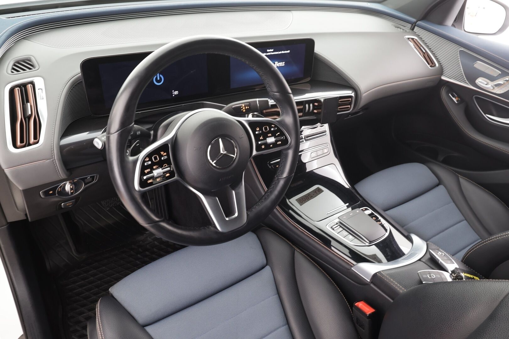 Mercedes-Benz EQC 2022 400 4Matic * Distronic + / LED / Koukku / Sähköpenkit muistilla / Keyless / Navi * - 1.Om / Kahdet renkaat