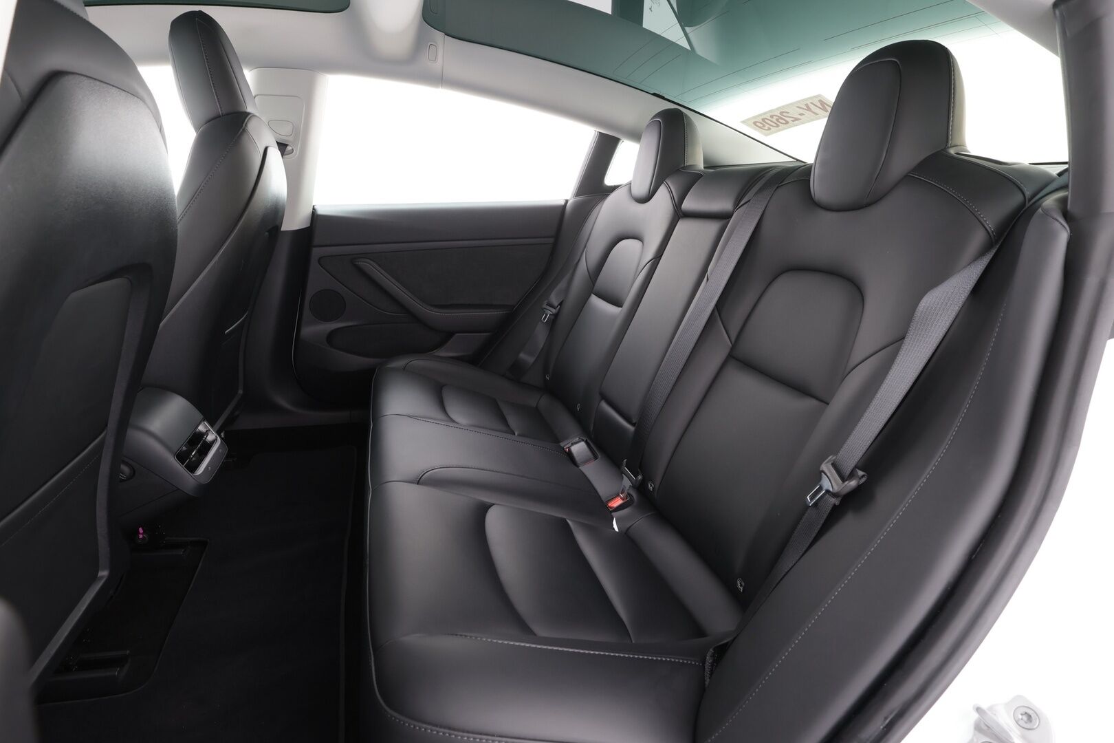 TESLA MODEL 3 2023 Long Range AWD * ILP / Lasikatto / ACC / Matrix-LED / P.kamera / Muistipenkki / Premium Audio * - 2x Latauskaapelit / Kahdet renkaat