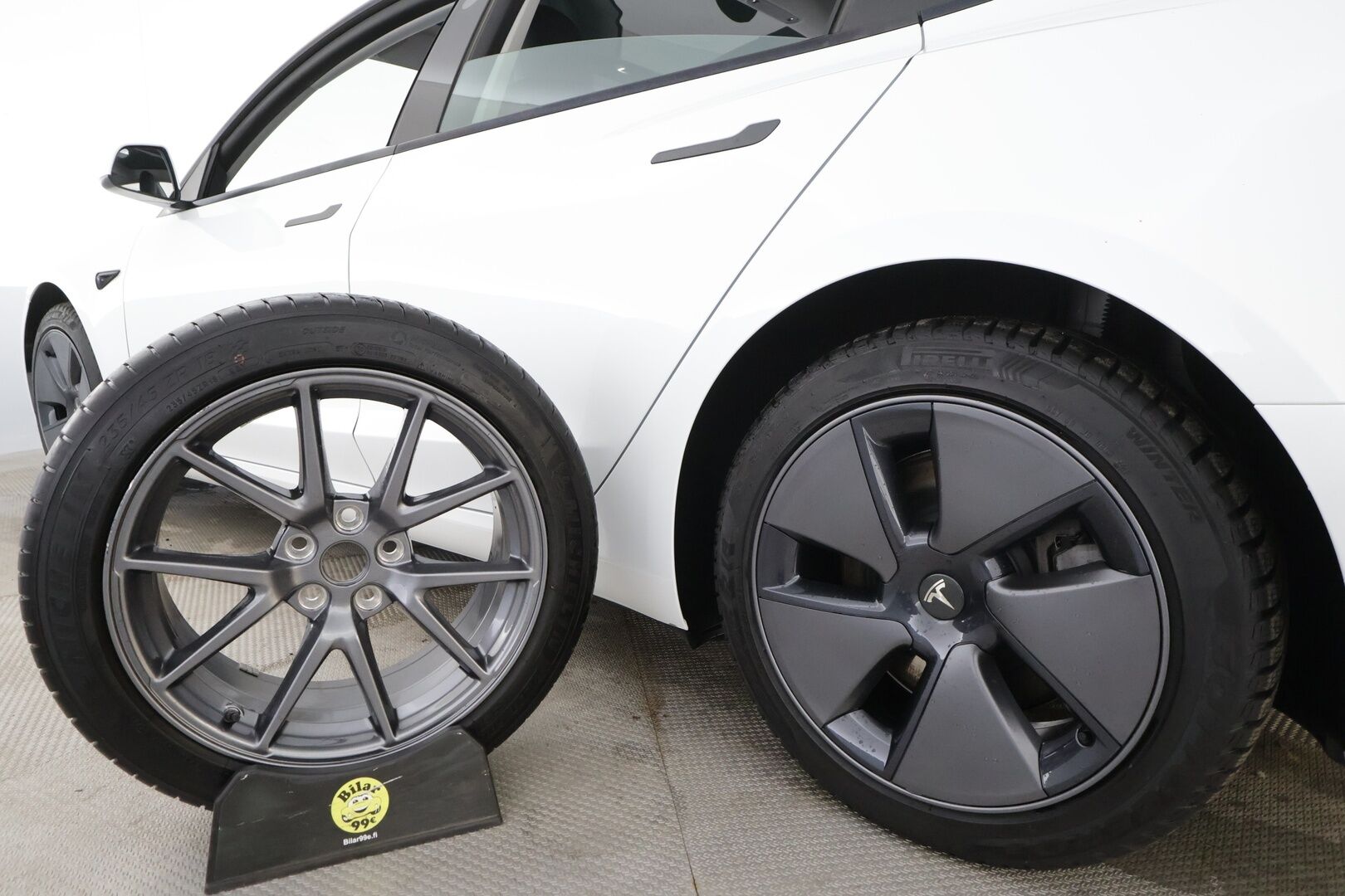 TESLA MODEL 3 2023 Long Range AWD * ILP / Lasikatto / ACC / Matrix-LED / P.kamera / Muistipenkki / Premium Audio * - 2x Latauskaapelit / Kahdet renkaat