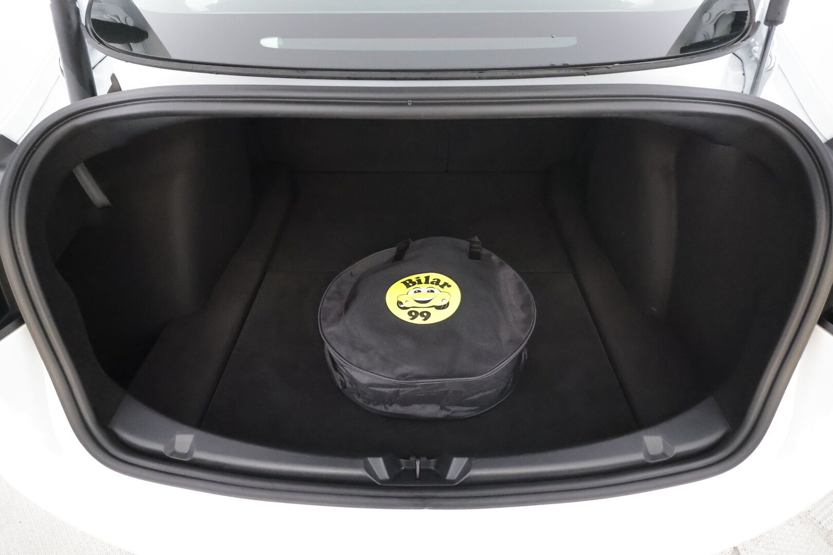 TESLA MODEL 3 2023 Long Range AWD * ILP / Lasikatto / ACC / Matrix-LED / P.kamera / Muistipenkki / Premium Audio * - 2x Latauskaapelit / Kahdet renkaat