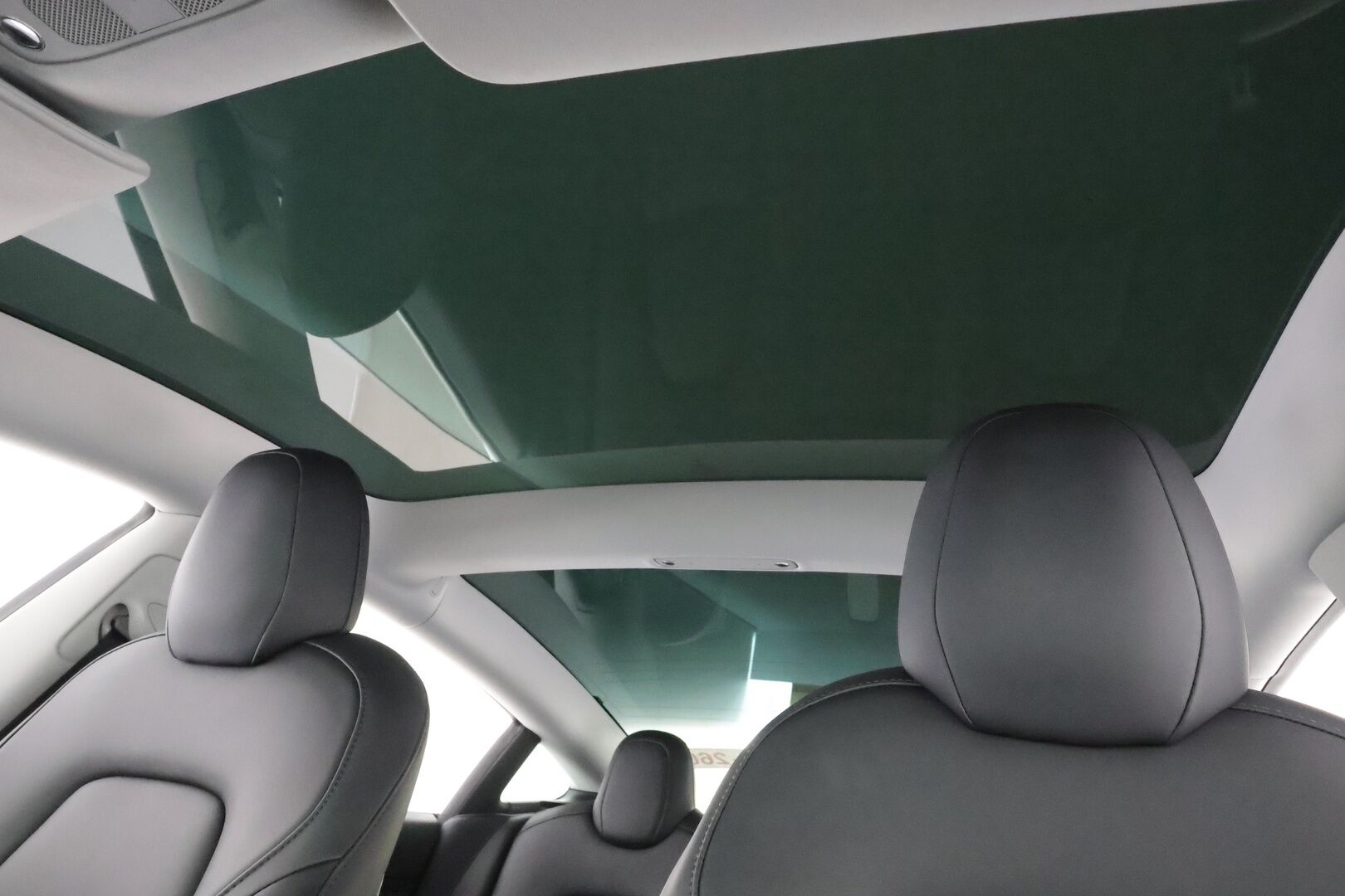 TESLA MODEL 3 2023 Long Range AWD * ILP / Lasikatto / ACC / Matrix-LED / P.kamera / Muistipenkki / Premium Audio * - 2x Latauskaapelit / Kahdet renkaat