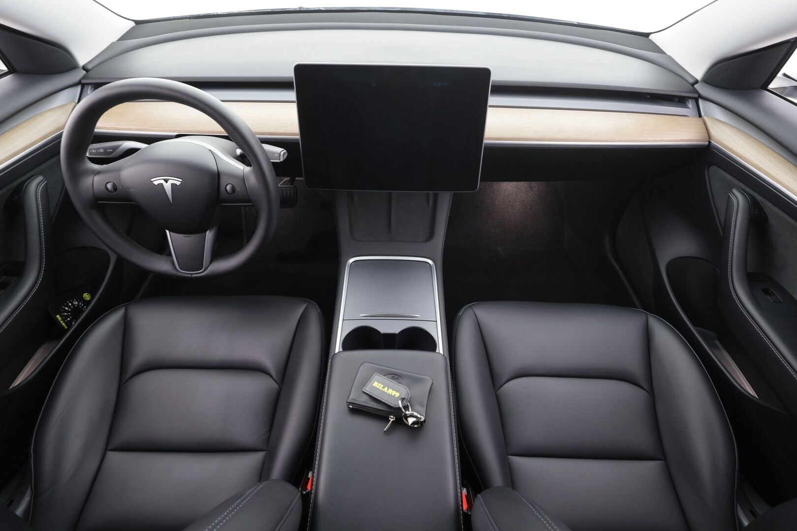 TESLA MODEL 3 2023 Long Range AWD * ILP / Lasikatto / ACC / Matrix-LED / P.kamera / Muistipenkki / Premium Audio * - 2x Latauskaapelit / Kahdet renkaat