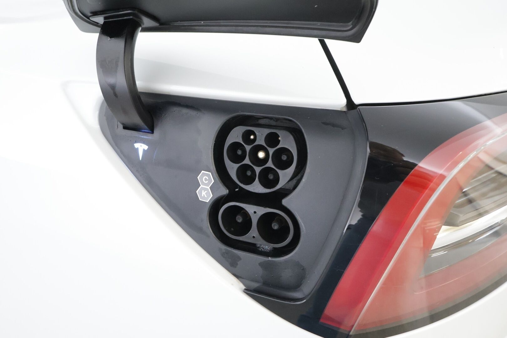 TESLA MODEL 3 2023 Long Range AWD * ILP / Lasikatto / ACC / Matrix-LED / P.kamera / Muistipenkki / Premium Audio * - 2x Latauskaapelit / Kahdet renkaat